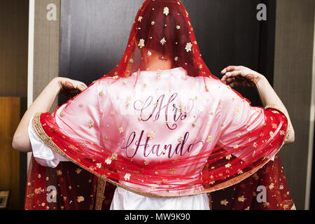 Indian wedding brides morbidi accappatoi personalizzati Foto Stock