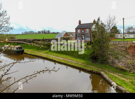 L'Anchor Inn pub o public house, situato sul lato del Shropshire Union Canal, Peggs Lane, Alta Offley, Stafford, Staffordshire, England, Regno Unito Foto Stock