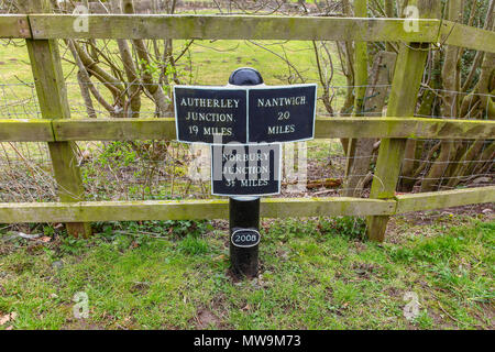 Una ghisa miglio post sul Shropshire Union Canal ad alta Offley, Staffordshire, England, Regno Unito Foto Stock