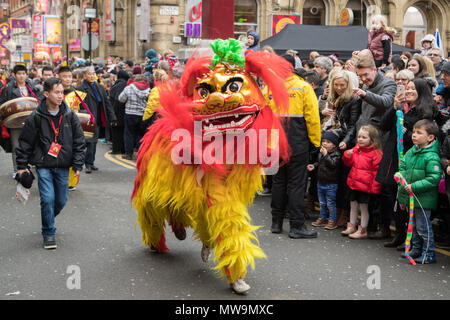 Leone cinese di eseguire la danza del Leone di festa per il Capodanno cinese di Manchester, Regno Unito Foto Stock