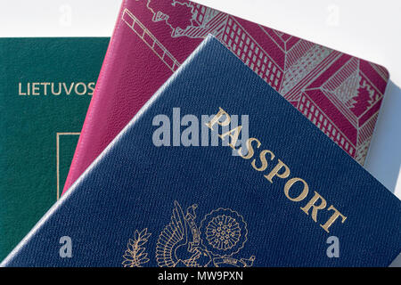 Blu scuro passaporto statunitense al fianco di stile UE il rosso e il verde dei passaporti Foto Stock