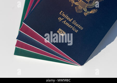 Blu scuro passaporto statunitense al fianco di stile UE il rosso e il verde dei passaporti Foto Stock