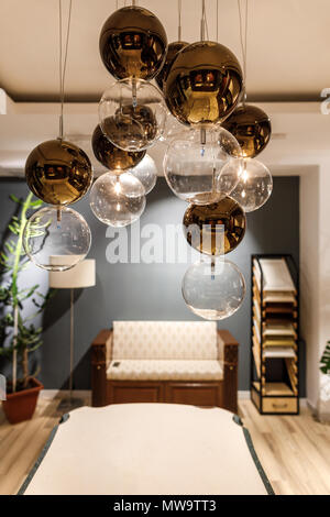 Decorativo moderno lampadario sopra il tavolo in camera moderna Foto Stock