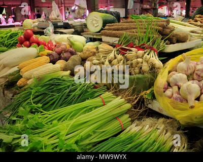 Verdure fresche in stallo al coperto Mercato alimentare di Hangzhou, Cina Foto Stock