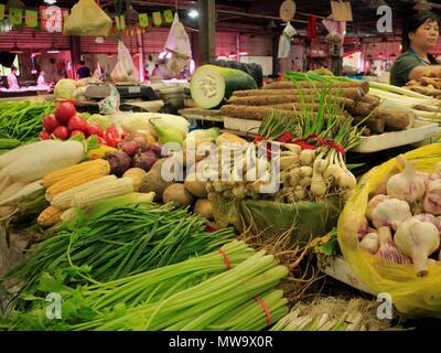 Verdure fresche in stallo al coperto Mercato alimentare di Hangzhou, Cina Foto Stock