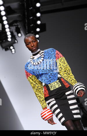 KTZ autunno inverno collezione di moda, pre passerella eseguire attraverso sulla pista durante la London Fashion Week, 23nd Febbraio 2011 Foto Stock