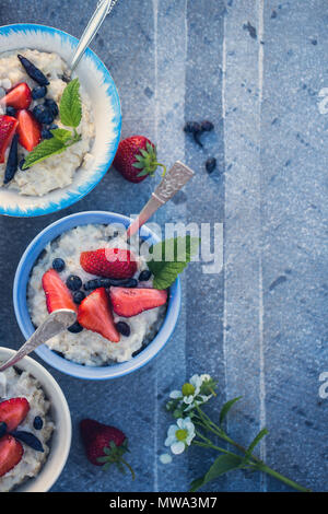 Fragole e caprifoglio Foto Stock