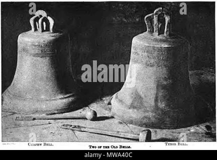 . Inglese: Due delle campane colato in 1409 per la chiesa parrocchiale di Santa Maria e San Cutberto, Chester-le-Street County Durham, fotografati quando essi erano lwered per ri-casting in 1883. Che anno John Taylor & Co riformulare tutte le campane dalla torre come un nuovo anello di otto. 1883. Ratti Sprague & Co. Londra 126 1883 StMaryandStCuthbertBells Foto Stock