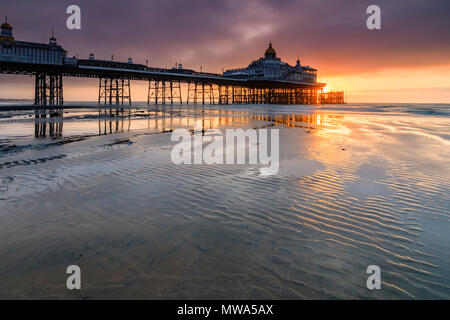 Eastbourne Pier in East Sussex catturata a sunrise Foto Stock