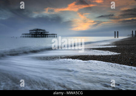 I resti del molo Ovest catturato dalla Spiaggia di Brighton. Foto Stock