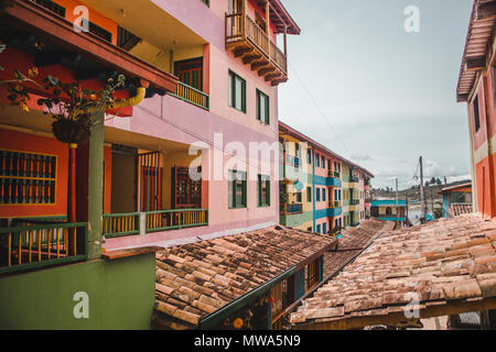 Splendidamente dipinto di edifici della città unica di Guatapé, Colombia Foto Stock