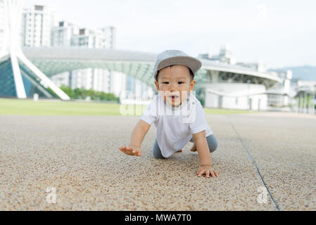 Asian bimbo gattona in posizione di parcheggio Foto Stock