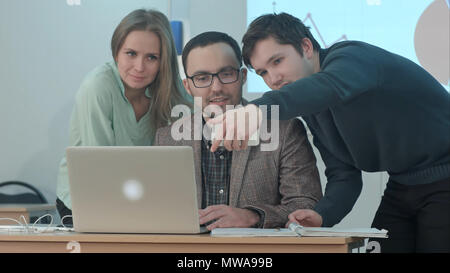 Gli studenti che partecipano a selfie con il loro insegnante in classe durante una pausa Foto Stock