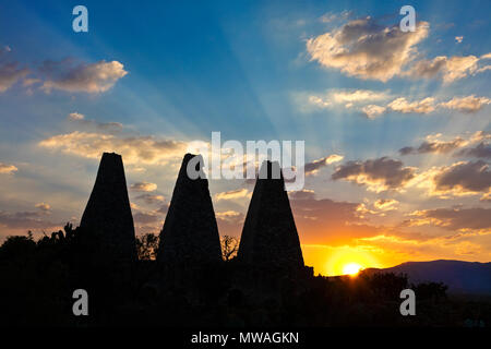 Il sole tramonta dietro il XVI secolo le fonderie o HORNOS PRESSO LA SANTA BRIGIDA MINIERA - MINERALI DE POZOS, Messico Foto Stock