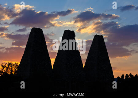 Il sole tramonta dietro il XVI secolo le fonderie o HORNOS PRESSO LA SANTA BRIGIDA MINIERA - MINERALI DE POZOS, Messico Foto Stock