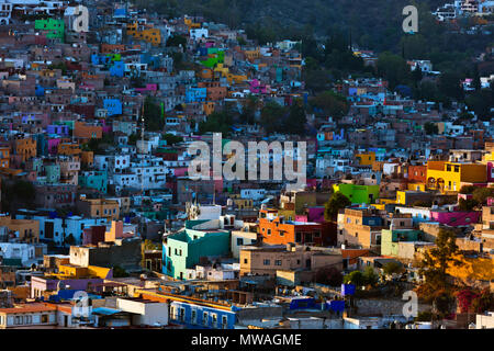 La vista dalla collina sopra la città di Guanajuato è un ottimo posto per vedere la città al tramonto - Messico Foto Stock