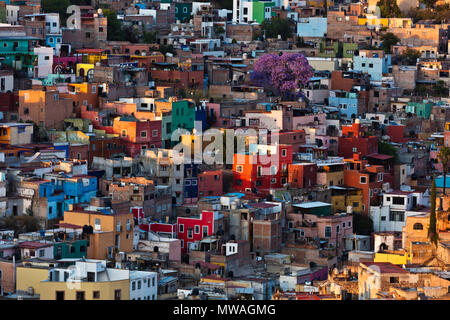 La vista dalla collina sopra la città di Guanajuato è un ottimo posto per vedere la città al tramonto - Messico Foto Stock