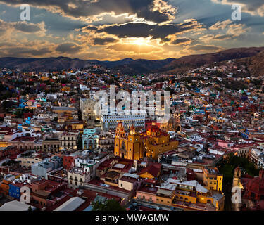 La BASILICA Colegiata de Nuestra Senora de Guanajuato si illumina all'ora del tramonto - Guanajuato, Messico Foto Stock