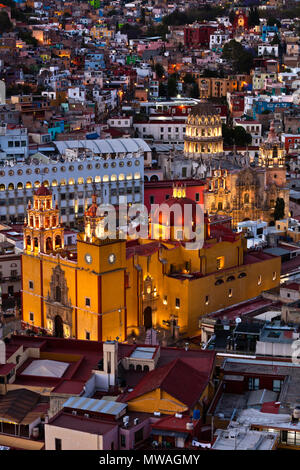 La BASILICA Colegiata de Nuestra Senora de Guanajuato si illumina all'ora del tramonto - Guanajuato, Messico Foto Stock