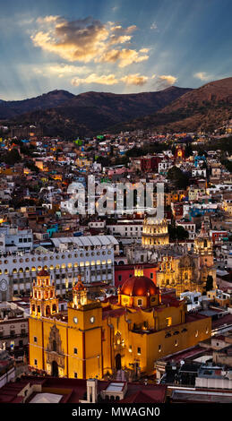 La BASILICA Colegiata de Nuestra Senora de Guanajuato si illumina all'ora del tramonto - Guanajuato, Messico Foto Stock