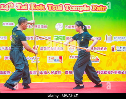 Dimostrazione di arti marziali durante la XIV fiera del tempio Tai Kok Tsui a Hong Kong Foto Stock