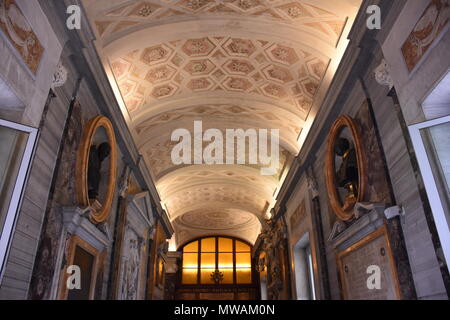 Roma, 18 maggio 2018 Interno della Basilica di San Pietro in Vaticano. Dettagli del soffitto. Foto Stock