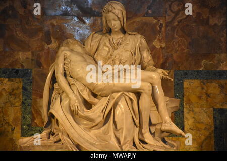 Roma, 18 maggio 2018 Interno della Basilica di San Pietro in Vaticano. La Pietà di Michelangelo Foto Stock