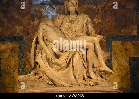 Roma, 18 maggio 2018 Interno della Basilica di San Pietro in Vaticano. La Pietà di Michelangelo Foto Stock