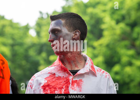 Zombie a piedi Sydney Australia, 2 novembre 2013 : i partecipanti vestiti con costumi e camminare a piedi come i morti viventi Foto Stock