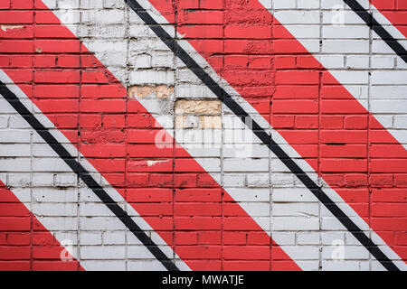 Diagonalmente mattoni dipinto di superficie di parete in rosso, i colori nero e bianco, come graffiti. Graphic grunge texture della parete. Geometrica astratta background moderno Foto Stock