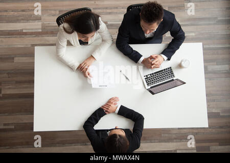 I manager delle risorse umane di colloquio di lavoro femminile ricorrente, vista dall'alto da abo Foto Stock