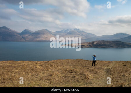 Donna di scattare una foto del drammatico scenario di Ben più montagna attraverso loch Na Kea sull'Isle of Mull in Scozia Foto Stock