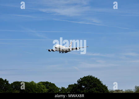 Etihad Airways Airbus A380-800 aeromobili, numero di registrazione A6-APB, avvicinando un atterraggio all' aeroporto di Heathrow.A380-861 Foto Stock