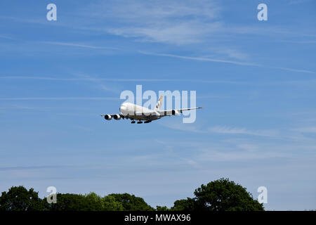 Etihad Airways Airbus A380-800 aeromobili, numero di registrazione A6-APB, avvicinando un atterraggio all' aeroporto di Heathrow.A380-861 Foto Stock