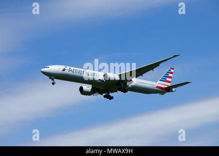 Un American Airlines aeromobili Boeing 777, il numero di registrazione N722UN, avvicinandosi ad un atterraggio. Foto Stock