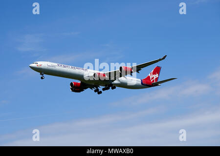 Virgin Atlantic Airbus A340-600, numero di immatricolazione G-VYOU, nickname Emmeline Heaney, come si avvicina un atterraggio. Foto Stock