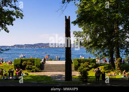 Il totem pole in Nordnes park, Bergen, Norvegia. Un dono dalla città sorella Seattle nel 1970 per Bergen, a 900 anni di anniversario. Foto Stock