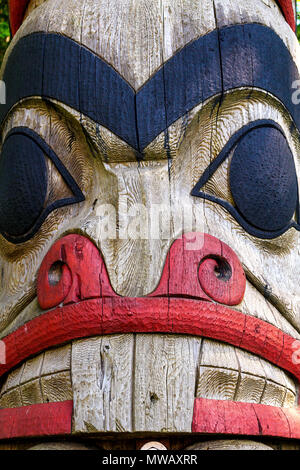 Il totem pole in Nordnes park, Bergen, Norvegia. Un dono dalla città sorella Seattle nel 1970 per Bergen, a 900 anni di anniversario. Foto Stock