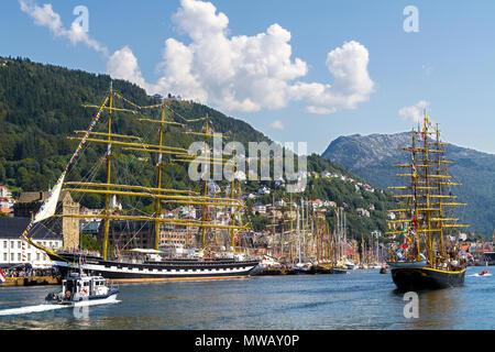 Tall Ships Race Bergen, Norvegia 2014. Il danese nave a vela "Georg Stage" entrando in porto di Bergen. Una foresta di alberi.Monte Floyen e Ulriken nella parte posteriore Foto Stock