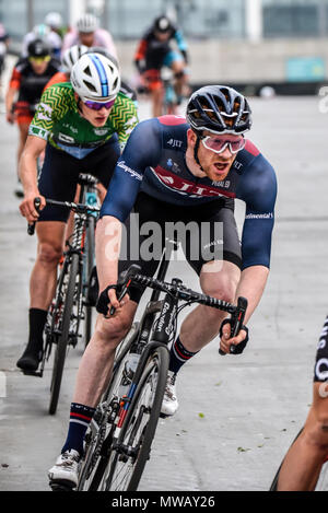 Ed Clancy di JLT Condor racing nell'elite uomo 2018 OVO Energy Tour ciclo serie gara a Wembley, Londra, Regno Unito. Round 7 bike race. Foto Stock