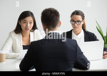 Grave non convinto diversi responsabili delle risorse umane di colloquio di lavoro maschio ap Foto Stock