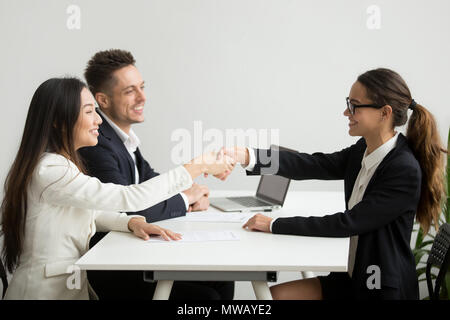 Sorridente diverse imprenditrici agitare le mani alla riunione di gruppo, trattativa Foto Stock