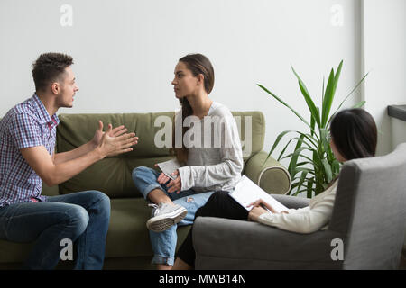Frustrato infelice giovane a discutere di problemi di relazione assortiti Foto Stock