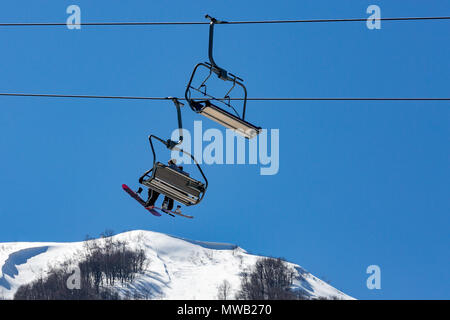 Impianti di risalita con sedi di andare oltre la montagna e percorsi da sci e snowboard Foto Stock