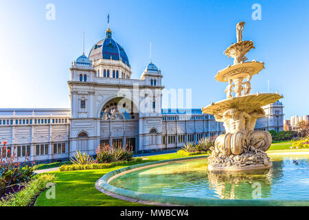 Royah Exhibition Building e fontana a Melbourne, Australia Foto Stock