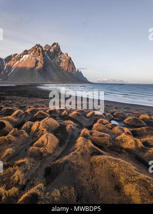 Spiaggia di sabbia nera, ricoperta di pietre, montagne, Klifatindur Eystrahorn e Kambhorn, la Capezzagna Stokksnes, massiccio Klifatindur Foto Stock