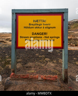 Segnale di avvertimento in islandese e inglese, eruzioni di vapore, hot springs, Seltún area geotermica, Krýsuvík sistema vulcanico, Foto Stock