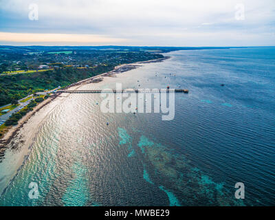 Vista aerea della fascia costiera sull'oceano e pier in Flinders, Victoria, Australia Foto Stock