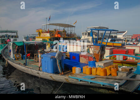 Barche da pesca caricato con reti, linee galleggianti e attrezzature al quayside in maschio, Maldive, Oceano Indiano. Camera per copia. Foto Stock