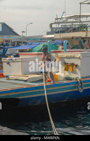 Barche da pesca caricato con reti, linee galleggianti e attrezzature al quayside in maschio, Maldive, Oceano Indiano. Camera per copia. Foto Stock